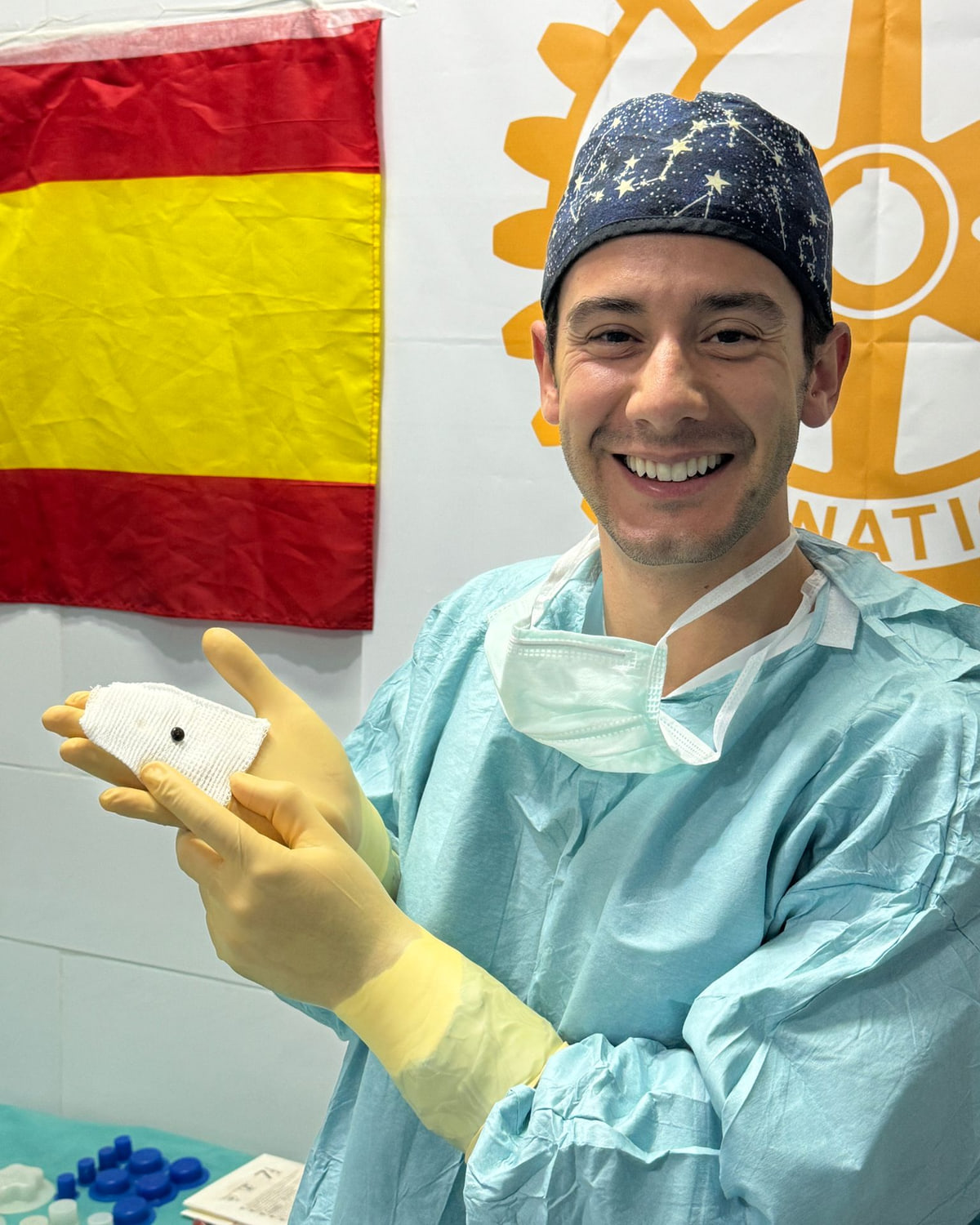 O Dr. André Magalhães Oliveira durante a missão de 2025, com um protector ocular na mão