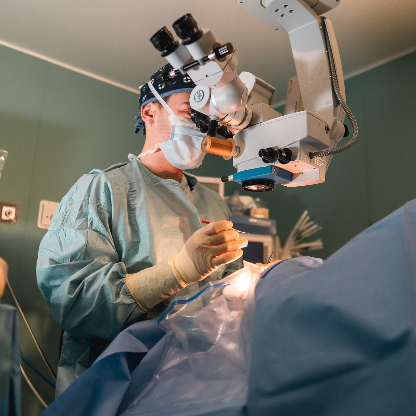 O Dr. André Magalhães Oliveira a realizar uma cirurgia de catarata ao microscópio