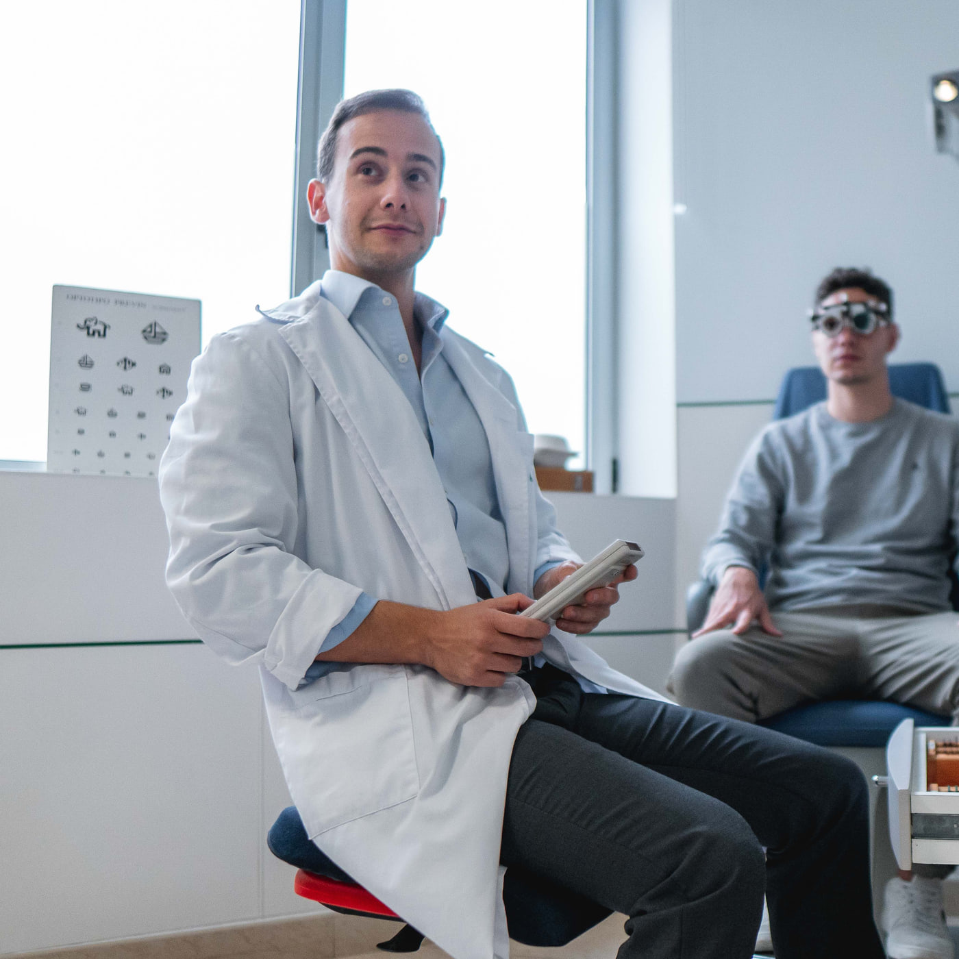 O Dr. André Magalhães Oliveira em consulta — astigmatismo