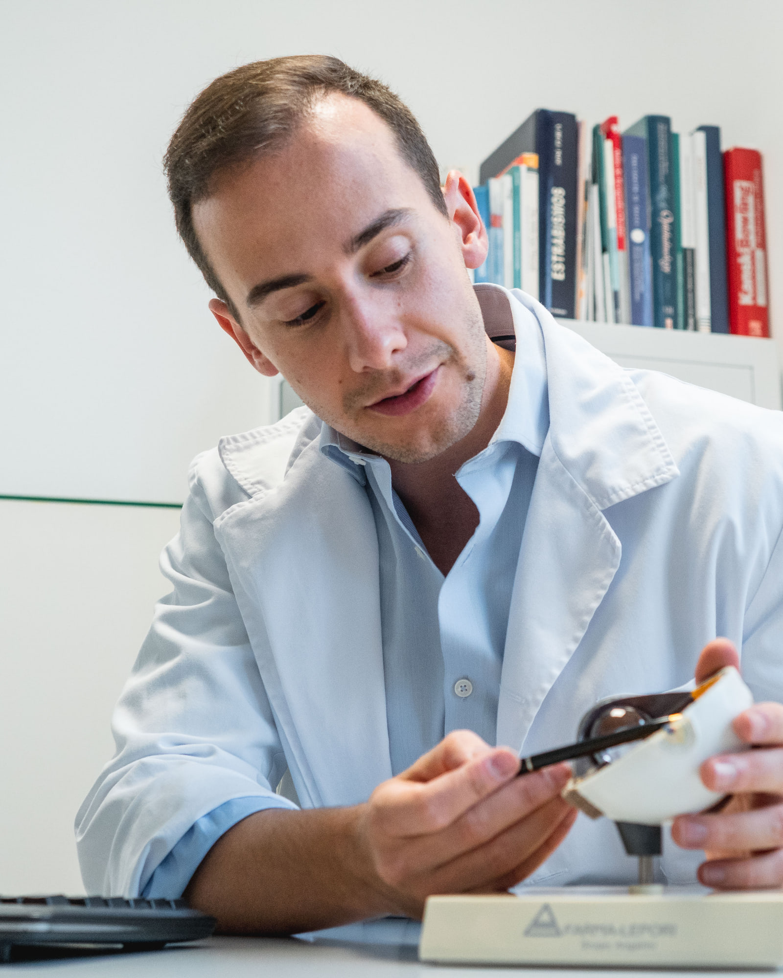 Esquema anatómico que ilustra capsulotomia laser yag