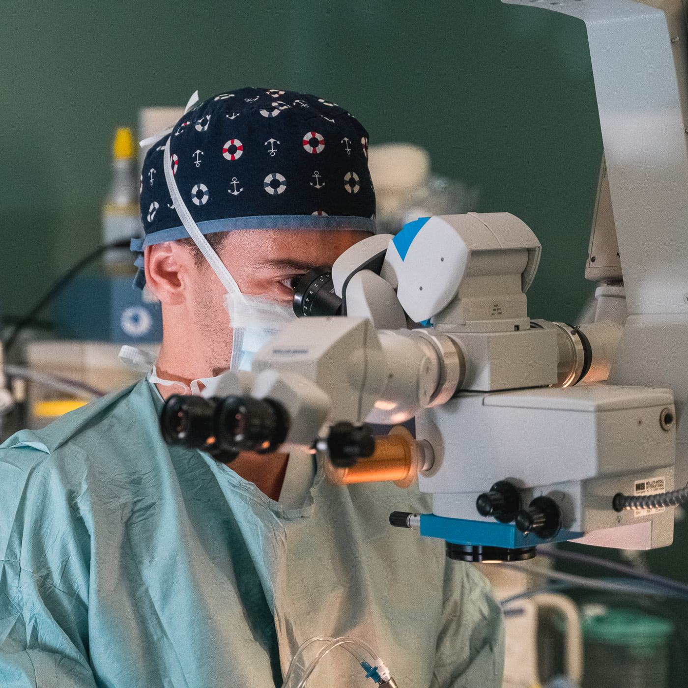 Lente intraocular a ser manipulada com pinça, antes de substituir o cristalino