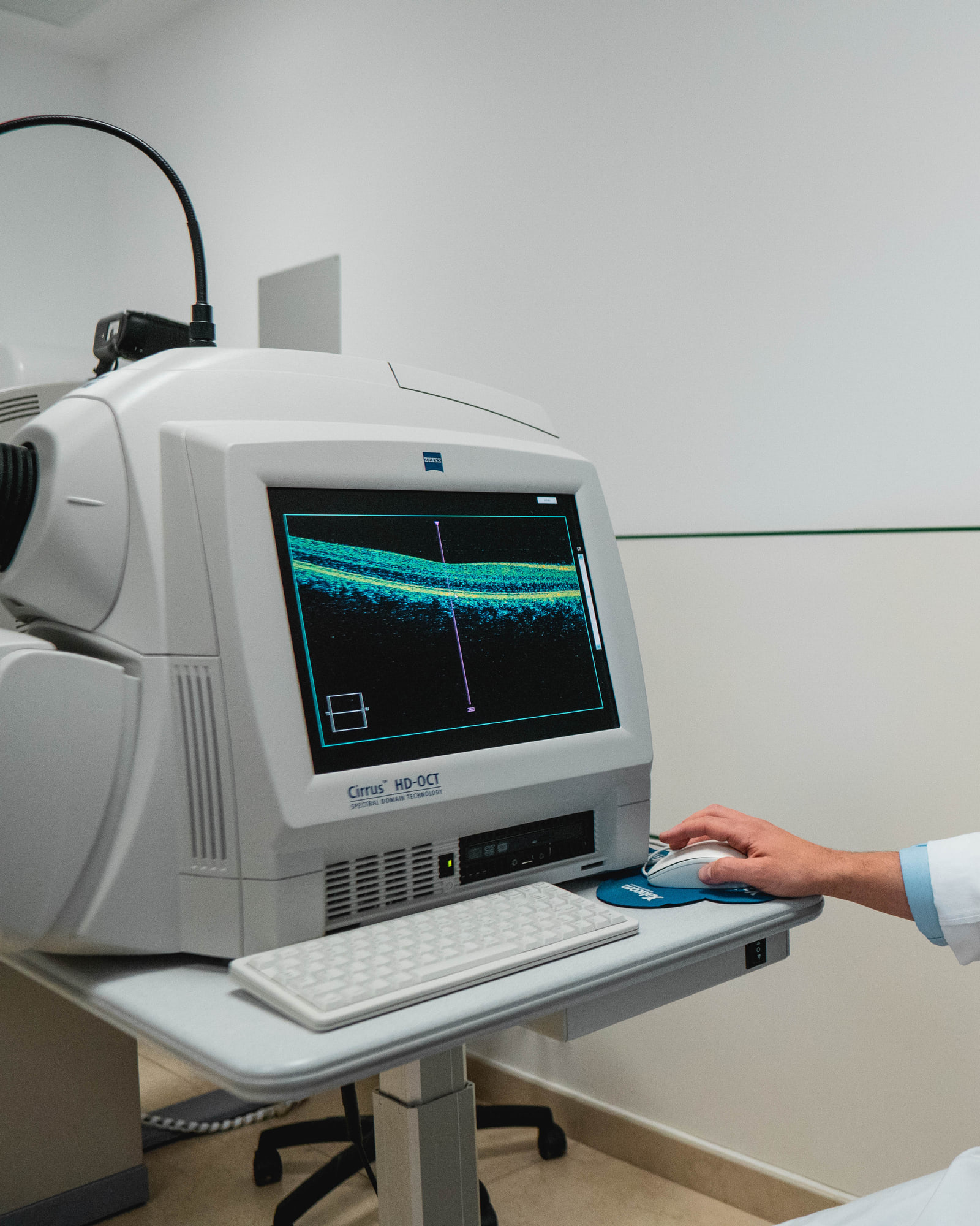 Exame oftalmológico no consultório do Dr. André Magalhães Oliveira — dmi