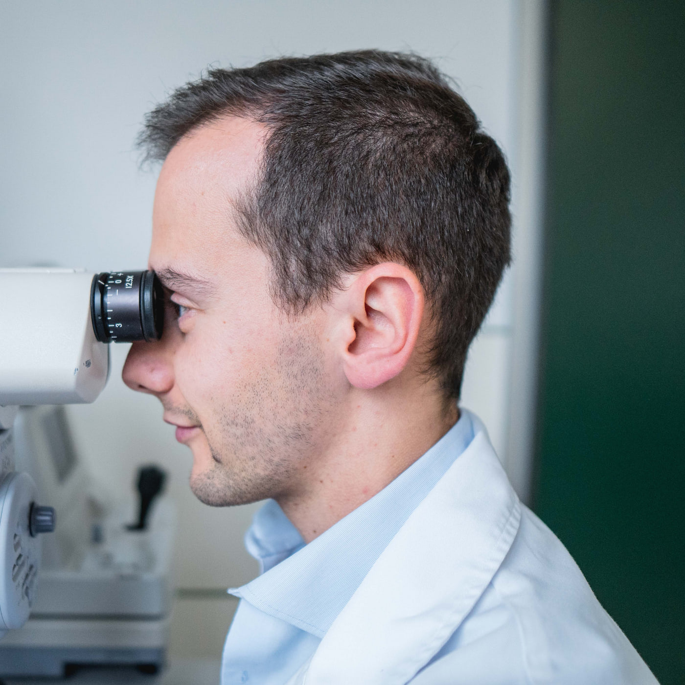 O Dr. André Magalhães Oliveira em consulta — glaucoma