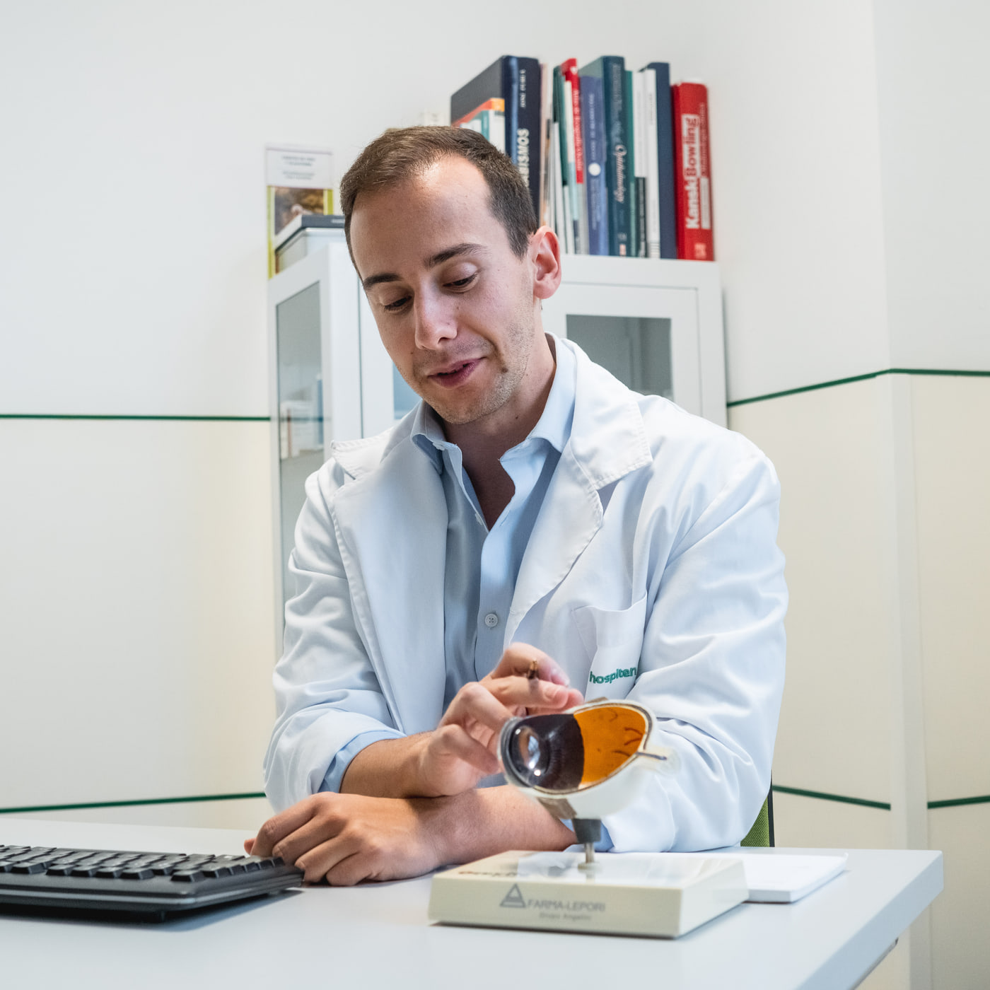 O Dr. André Magalhães Oliveira em consulta — presbiopia