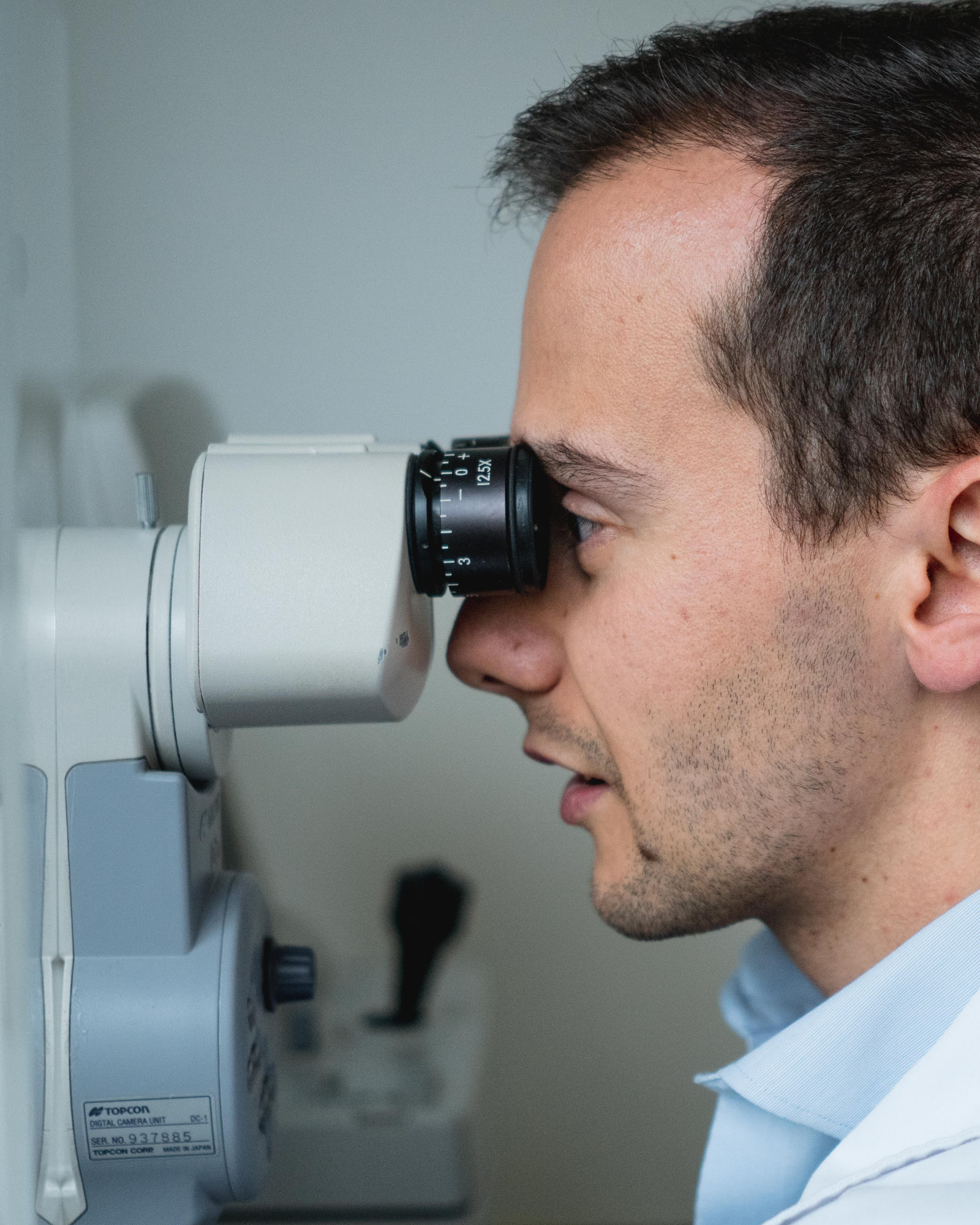 Exame oftalmológico no consultório do Dr. André Magalhães Oliveira — retinopatia diabética