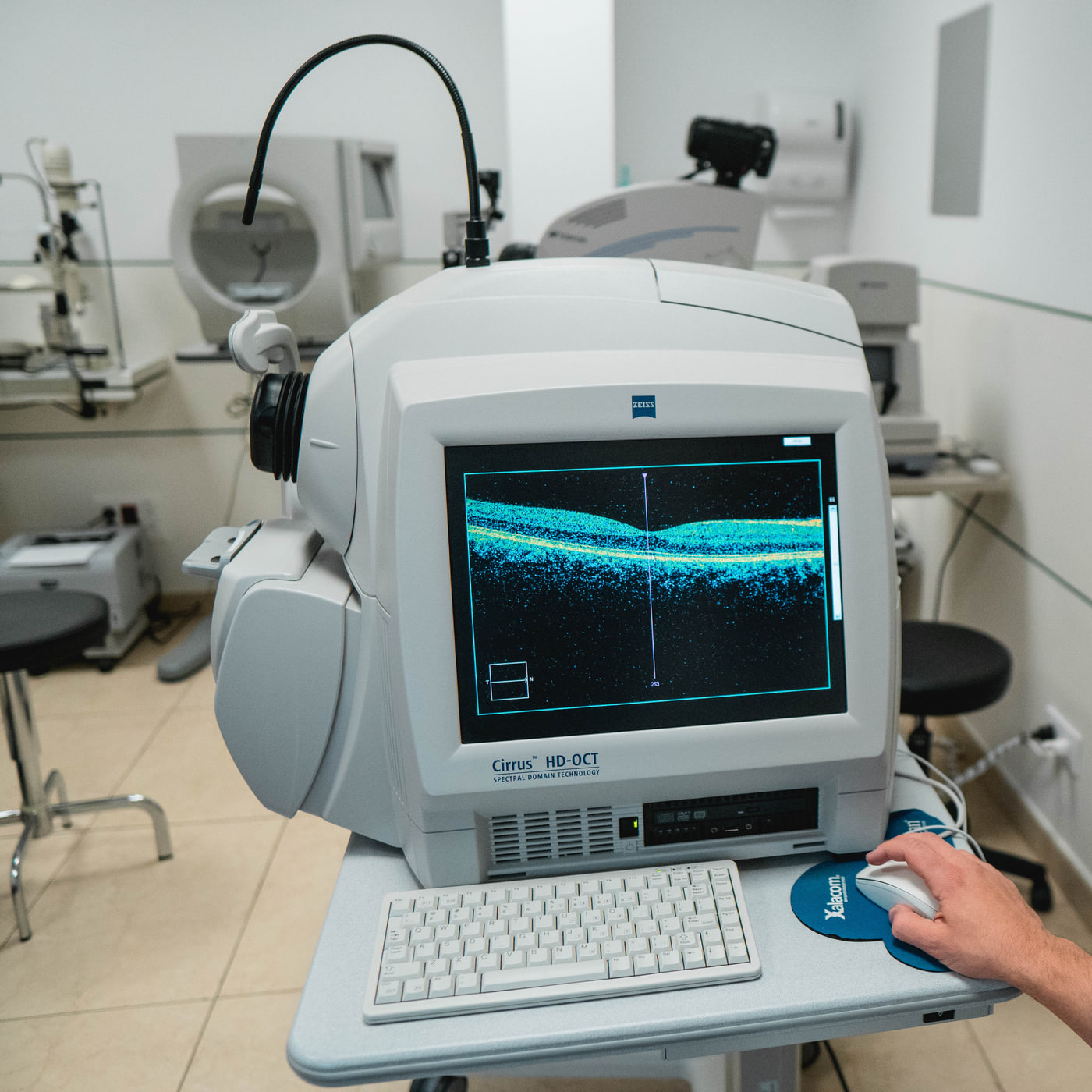 O Dr. André Magalhães Oliveira em consulta — retinopatia diabética