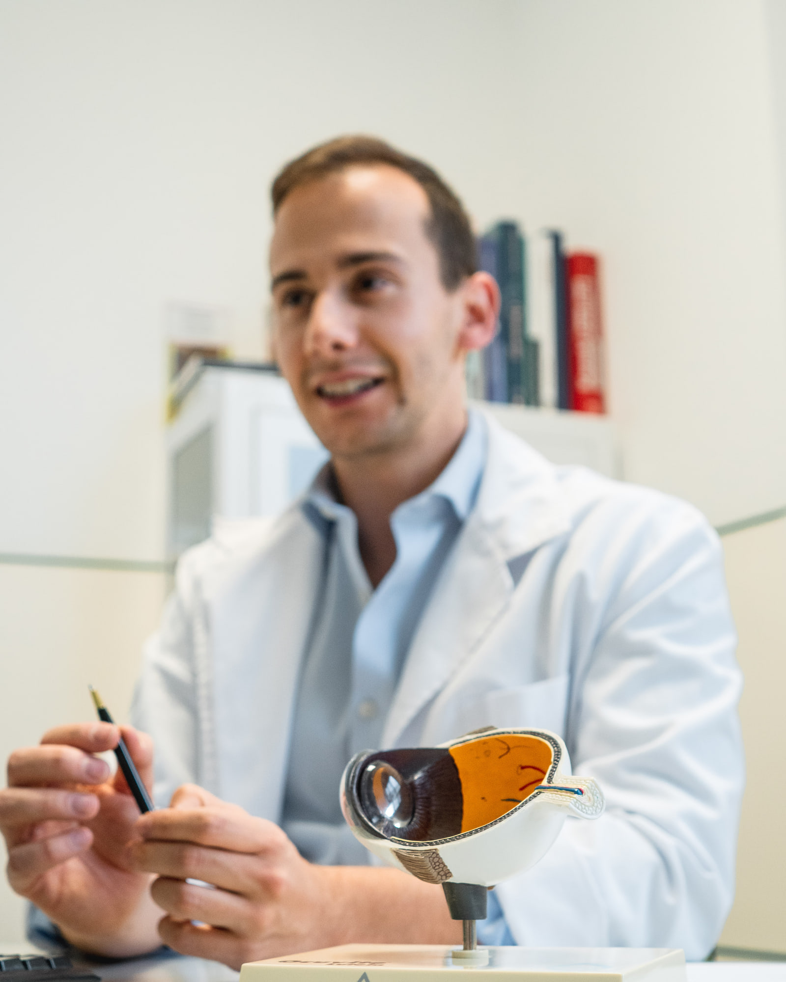 Exame oftalmológico no consultório do Dr. André Magalhães Oliveira — roturas e buracos da retina