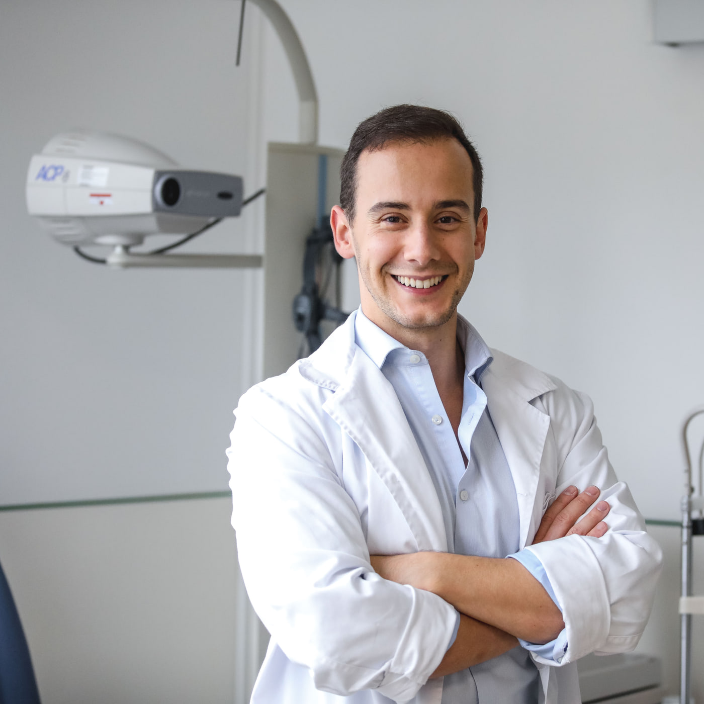O Dr. André Magalhães Oliveira em consulta — roturas e buracos da retina