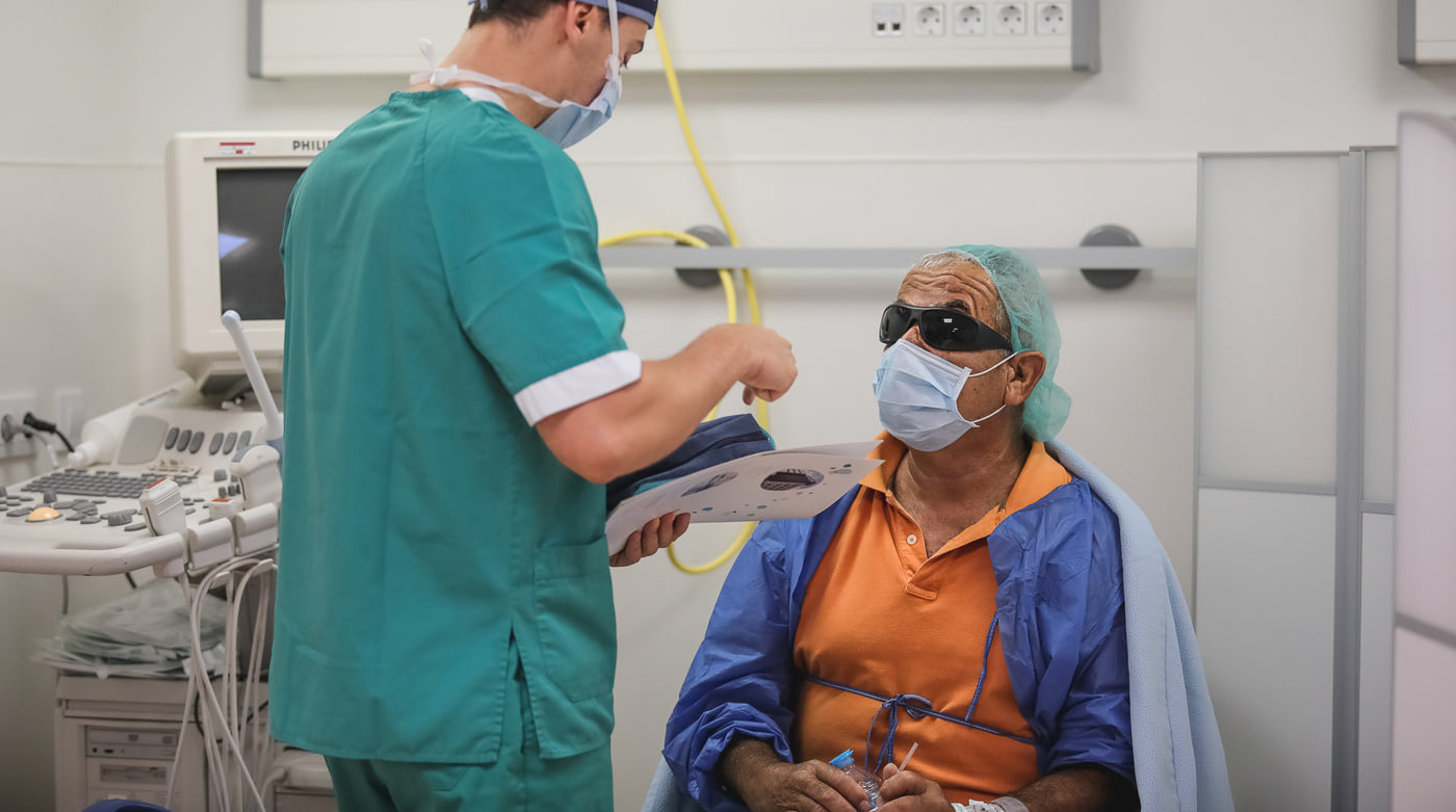 O Dr. André Magalhães Oliveira a conversar com um paciente sobre o seu caso